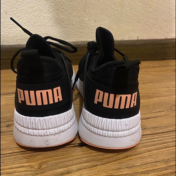 Woman’s Pumas - Picture 2 of 5
